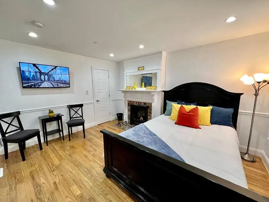 לינה וארוחת בוקר ניו יורק The Caz, A Modern Brooklyn Townhome With Waterfall ארצות הברית