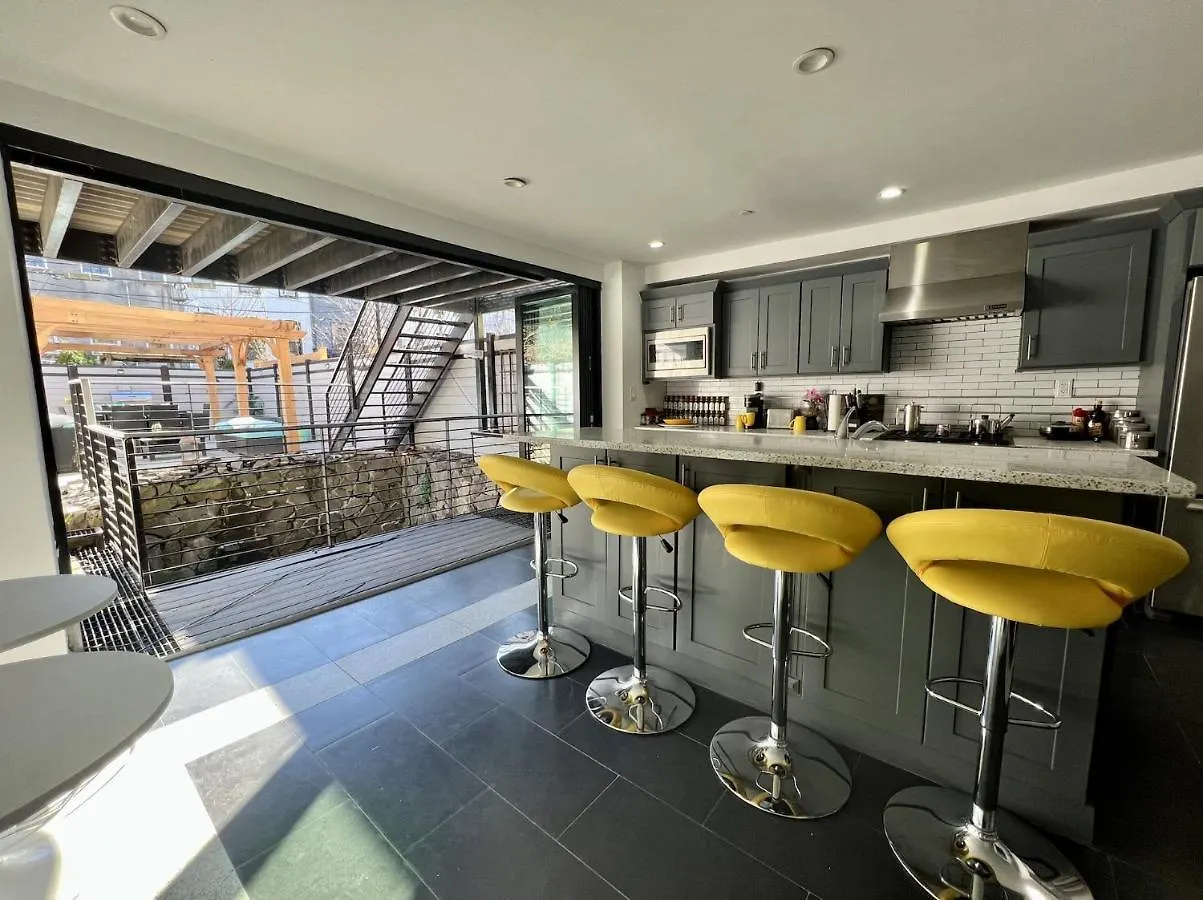 ניו יורק The Caz, A Modern Brooklyn Townhome With Waterfall 0*, ניו יורק