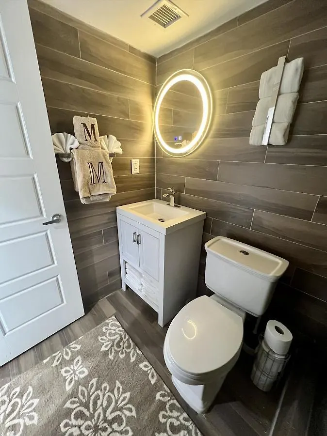 ניו יורק The Caz, A Modern Brooklyn Townhome With Waterfall